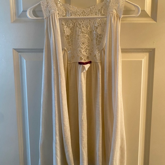 Cream, lightweight, vest. Crochet design in back - Picture 5 of 8